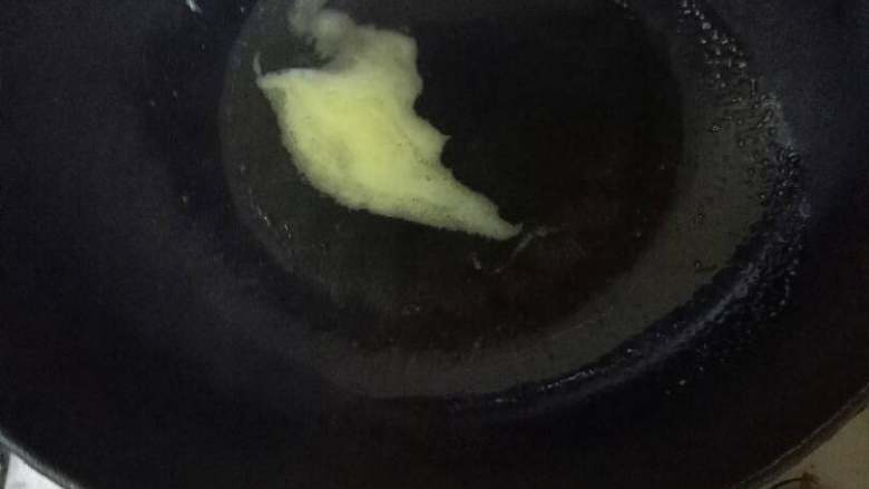 丁氏水煮牛肉,最后就是把纯菜油剪到没有了泡,没有菜油的生味就可以了,关火把油倒进一切准备好的牛肉里,听到那个声音简直不摆了,最后放上<a style='color:red;display:inline-block;' href='/shicai/ 131'>香菜</a>就OK