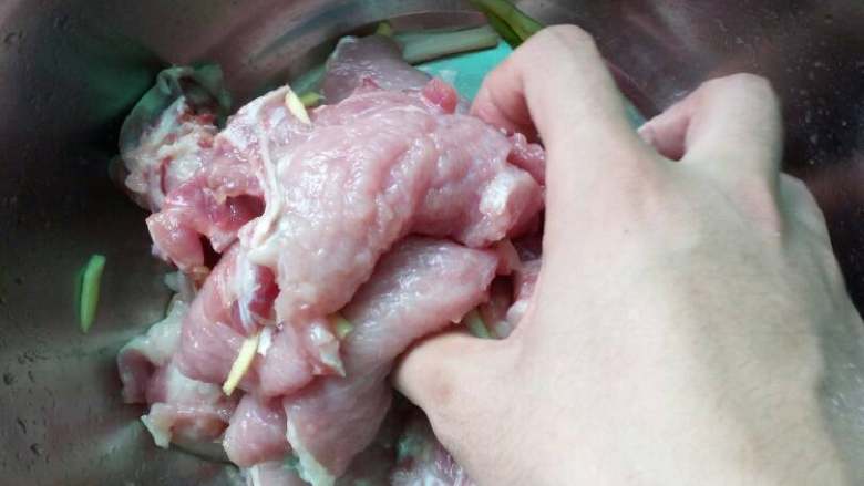 红烧大排,加入酒,少许盐,葱段,生姜丝,顺时针搅拌均匀,腌制20分
