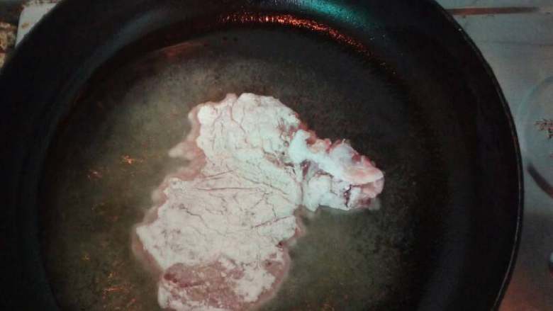 红烧大排,放入热油中煎,用中火