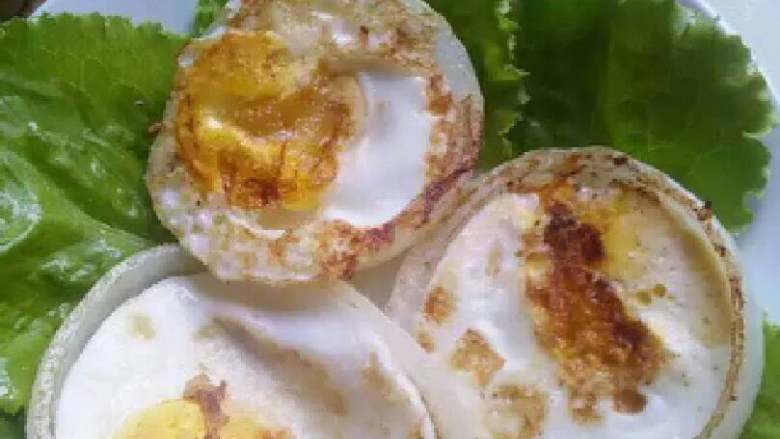 洋葱圈煎蛋,煎至两年金黄就可以了，在盘子里适当放一些<a style='color:red;display:inline-block;' href='/shicai/ 121'>生菜</a>，会更好看。