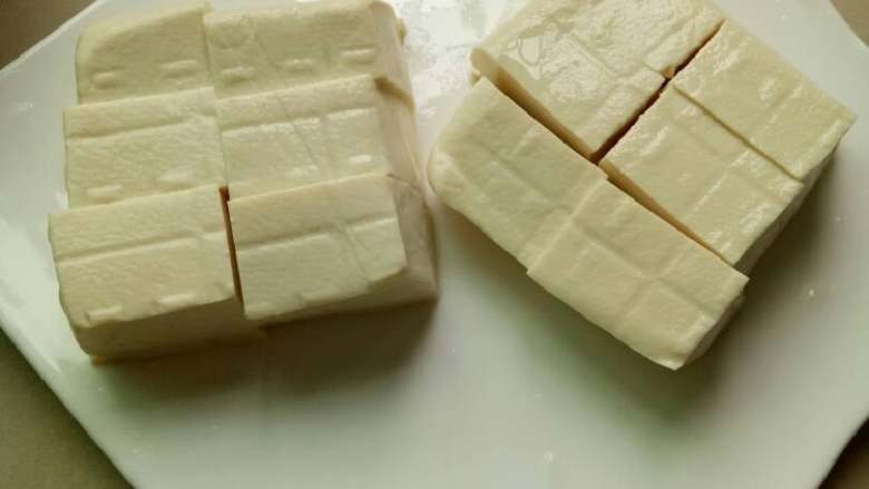 黄金家常豆腐,豆腐洗好了切成小块