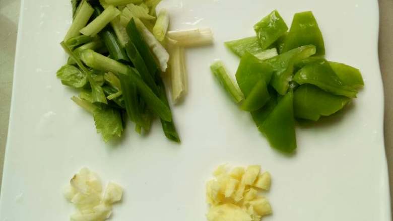 黄金家常豆腐,材料洗干净切好放置盘子里备用。