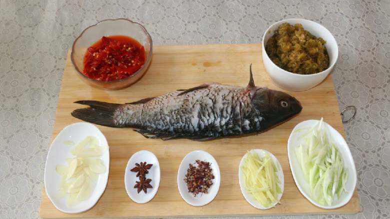 剁椒鱼头,鱼洗净，切三文口，以便入味。同时根据鱼多少，配<a style='color:red;display:inline-block;' href='/shicai/ 803'>剁椒</a>等料。