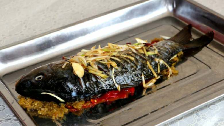 剁椒鱼头,姜片塞好之后过大概十分钟，姜盘子下方铺上红剁椒，鱼身上滴上<a style='color:red;display:inline-block;' href='/shicai/ 718'>料酒</a>，<a style='color:red;display:inline-block;' href='/shicai/ 212520'>蒸鱼豆豉</a>以及抹匀耗油。