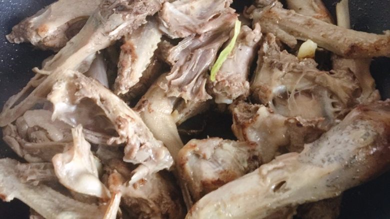 啤酒鸭,翻炒至鸭块微黄