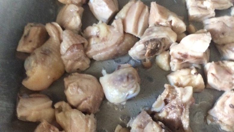 鸡腿焖菜花
,锅里放油 加入鸡块 炒到变色 