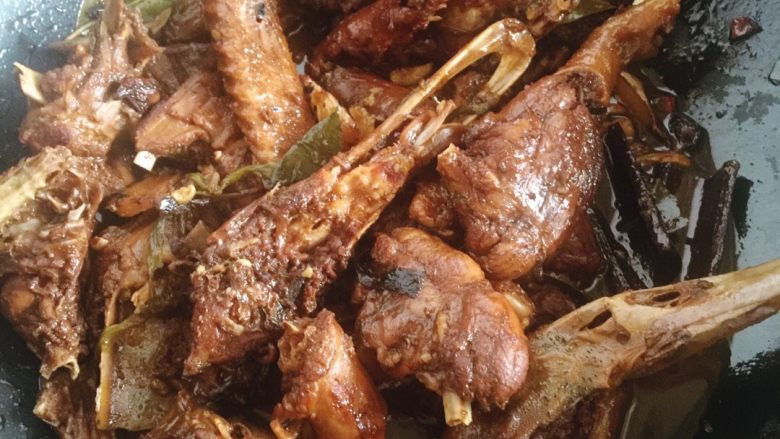 啤酒鸭,大火烧开转小火炖煮至鸭肉酥烂即可。如果不挑剔的话，完全可以用压力锅解决。