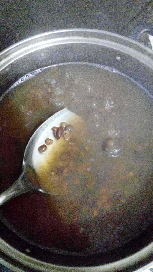 薏米红豆沙,煮到约20分钟,用勺子压一下,让红豆和薏米变烂。继续重复第二个步骤。