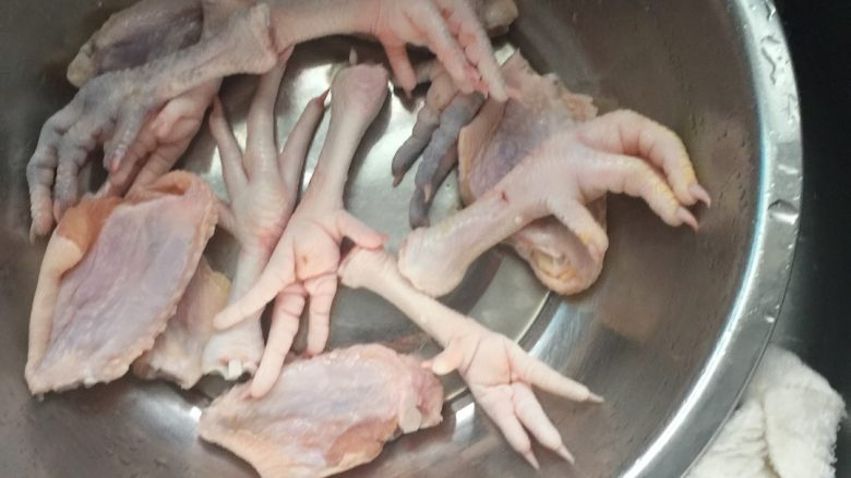 柠檬泡爪与翅,洗净