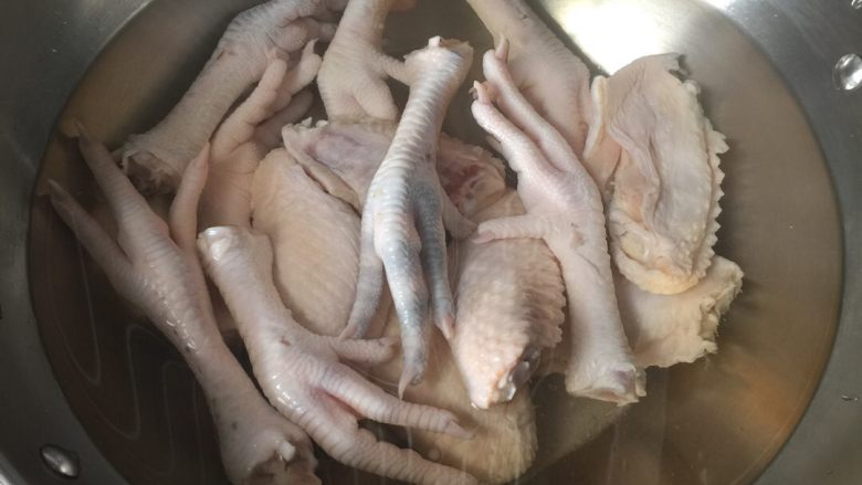 柠檬泡爪与翅,用黄酒加水捞熟鸡爪与翅