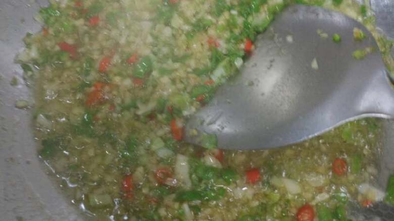 豆花牛肉,锅放豆油麻油盐烧热,葱姜蒜尖椒炒香