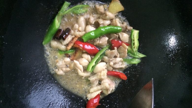 彩椒烩嫩鸡,加高汤,白酒,蚝油中火焖5分钟