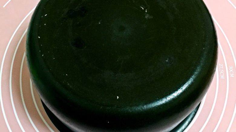 奶香猪包包,面团揉到三个光,就可以了:1、手光,手上没面粉了。2、盆光;3、面团表面光滑!湿布盖着,让其醒发。或者像我一样,扣个盆。😁