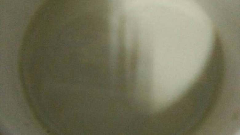 冰抹茶牛奶,将抹茶粉和<a style='color:red;display:inline-block;' href='/shicai/ 869'>白砂糖</a>倒入杯中用开水融化，再加入纯牛奶。大功告成！！！