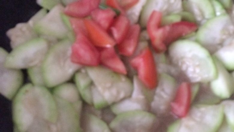 花甲螺肉炒葫芦瓜,加点盐,差不多熟了加入西红柿,翻炒一下
