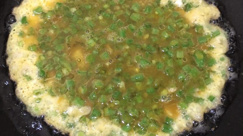 长豆角炒鸡蛋,锅里放适量油,倒入搅拌好的蛋液,炒至双面金黄就可以了