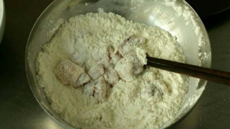 烤鸡米花,用筷子拌一拌肉丁直至全部粘上面粉,以此类推把所有的肉丁都粘好面粉