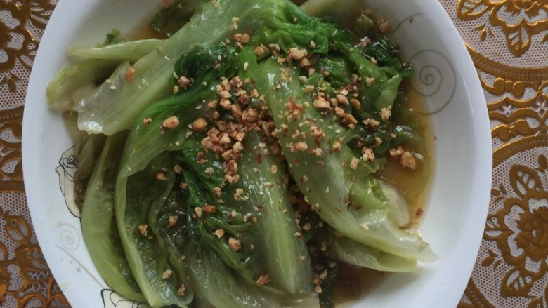 白灼生菜,盛盘，撒上花生碎