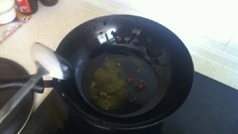 土豆烧鸡腿,热锅冷油,下入<a style='color:red;display:inline-block;' href='/shicai/ 869'>白砂糖</a>,花椒和八角,待糖化后加入葱姜蒜炒香