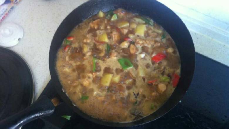 土豆烧鸡腿,加入开水,没过鸡肉小火慢煮10分钟,大火收汁