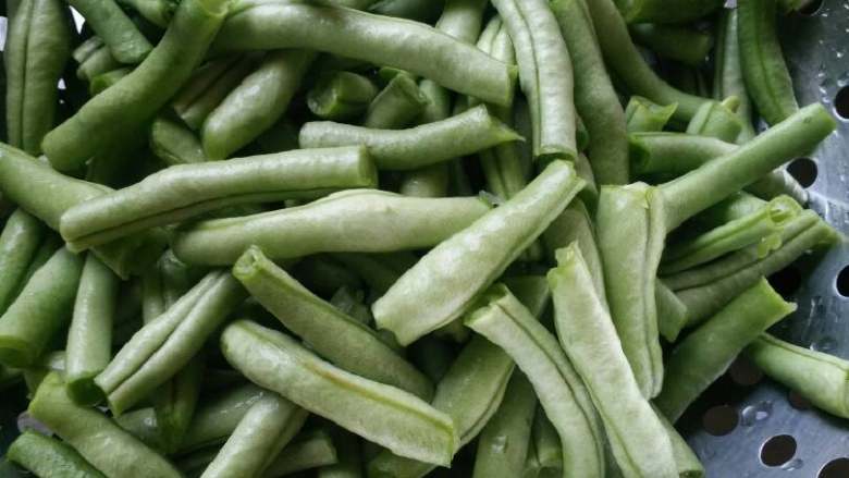 干煸豆角,掰段洗净