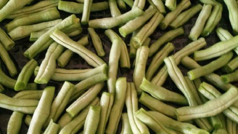 干煸豆角,倒入豆角段