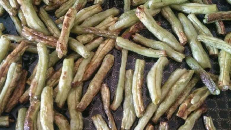 干煸豆角,煸干水份至豆角有褶皱
