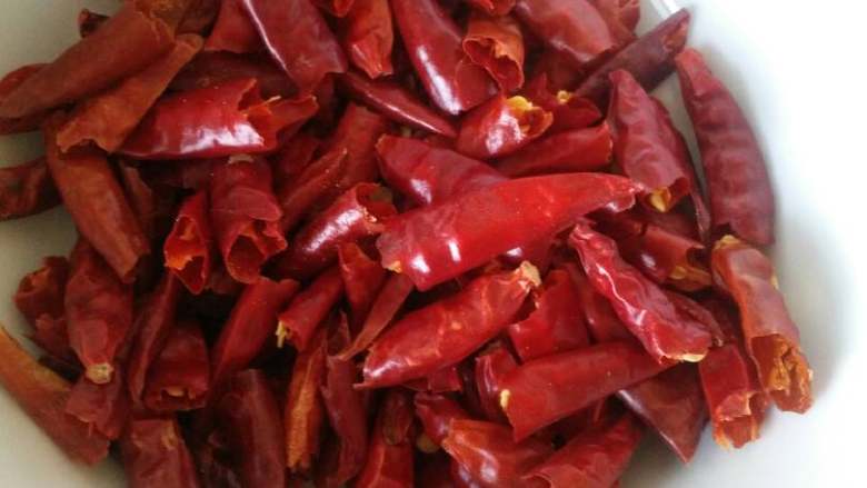 干煸豆角,辣椒剪成段