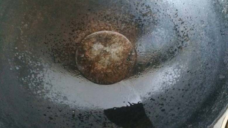 干煸豆角,炒锅热油