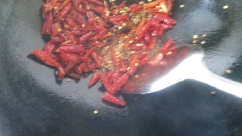 干煸豆角,下一小把麻椒和辣椒段煸香