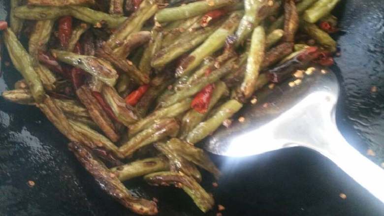 干煸豆角,倒入煸好的豆角