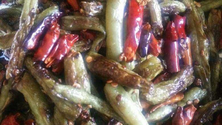 干煸豆角,出锅装盘