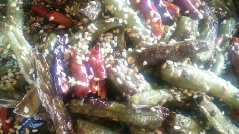 干煸豆角,撒上适量芝麻即可