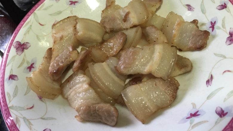 五花肉香菇苦瓜煲,五花肉煸出油后,看到颜色加深就先盛起来待用