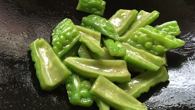 五花肉香菇苦瓜煲,热油锅炒苦瓜,炒至苦瓜变软即可,下盐多翻炒,然后先装盘待用