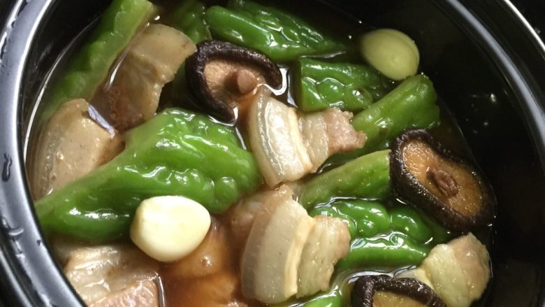 五花肉香菇苦瓜煲,所有食材放入砂锅煲里,淋上调味汁,盖上锅盖,大火煮10分钟后换小火再烧30分钟,期间要注意以防烧干