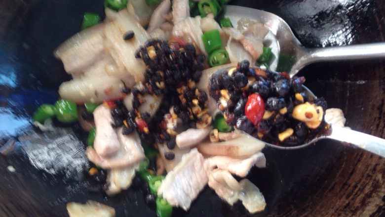 自制豆豉炒肉,混合炒,肉熟后下3勺到4勺<a style='color:red;display:inline-block;' href='/shicai/ 10410'>自制豆豉</a>。提示:炒豆豉,在我的菜单调料专辑里有。