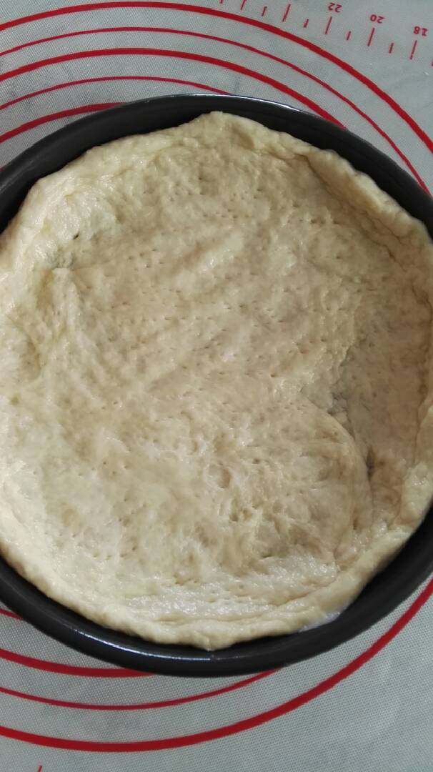 披萨,先在地盘上涂层食用油,然后做披萨底,再用叉子戳些小孔