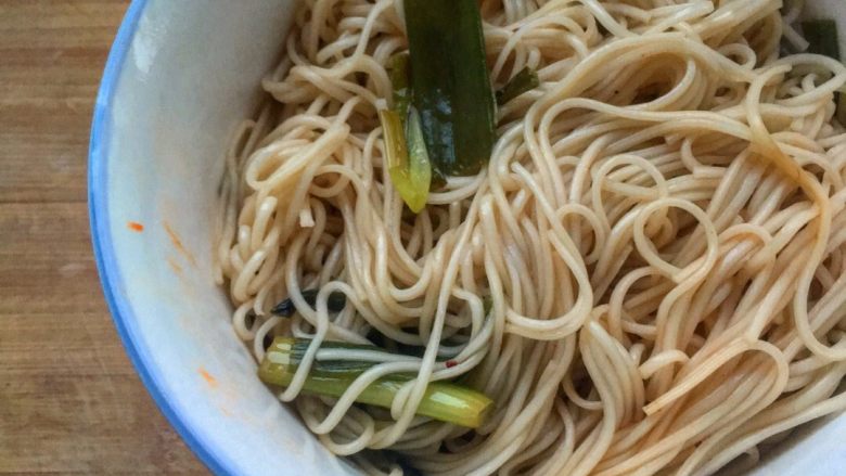 葱油拌面,面盛碗里,浇佐料,加香葱料。OK🌝