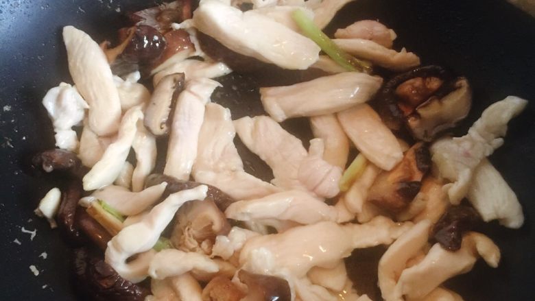香菇鸡片,翻炒至肉变白色后倒入香菇，继续翻炒