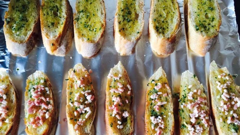 蒜香法棍,<a style='color:red;display:inline-block;' href='/shicai/ 887'>黄油</a>融化+大蒜末+<a style='color:red;display:inline-block;' href='/shicai/ 2784'>欧芹</a>混合后，均匀涂抹在法棍片上，再放些培根末（可不放），烤箱预热后，选择180度烤10分钟