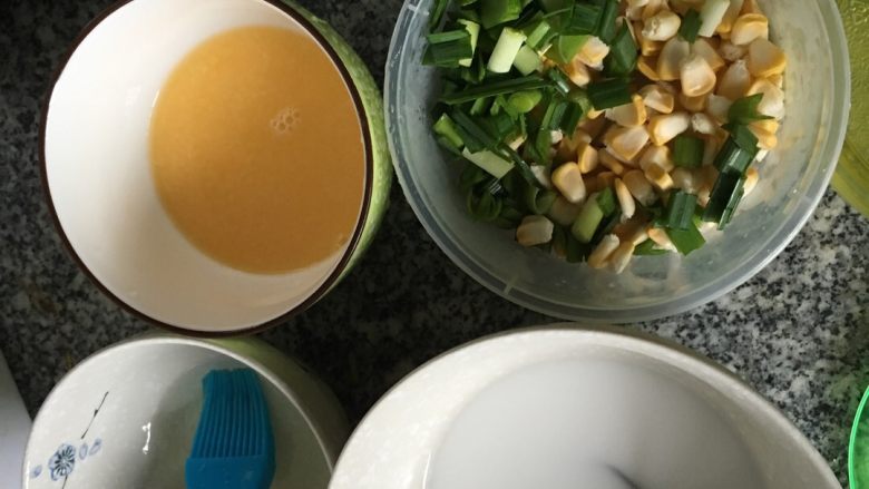 肠粉,我是提前一晚把材料切好放冰箱的,早上就省了很多时间。用两米杯倒一杯粉,再用量米杯量一杯半的凉开<a style='color:red;display:inline-block;' href='/shicai/ 156925'>水</a>,搅拌均匀。待用。