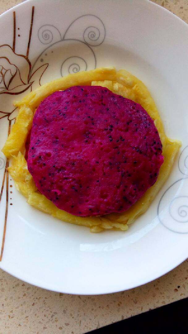 火龙果煎饼,周围在把剩下的菠萝条做装饰,漂亮酸酸甜甜的火龙果煎饼出来了😝😍😍