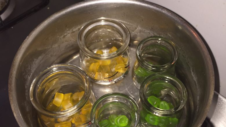 水果味布丁(超简单),隔水加热直至融化。