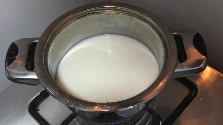 水果味布丁(超简单),将一包牛奶倒入锅中,先不要加热。