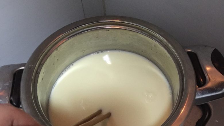水果味布丁(超简单),蛋黄和牛奶搅拌均匀。开始加热至微沸。