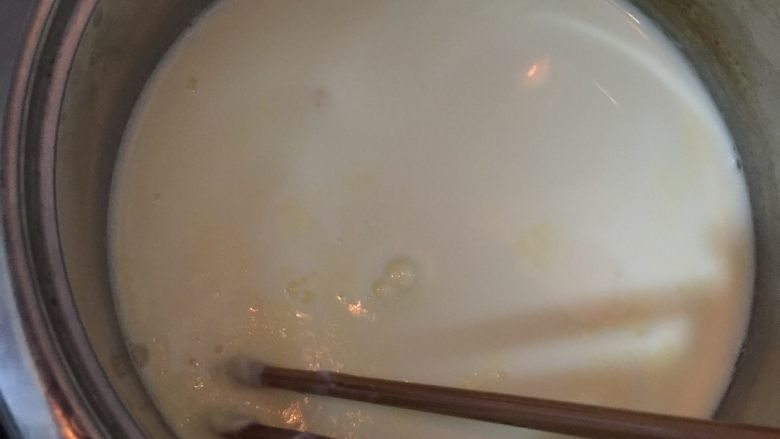 水果味布丁(超简单),蛋黄牛奶微沸就关火,去掉表面那层奶皮。