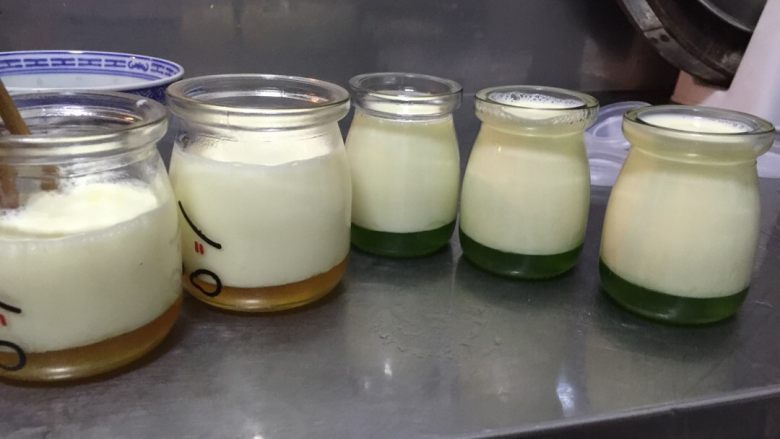 水果味布丁(超简单),牛奶放凉约10分钟,然后倒进糖浆中。