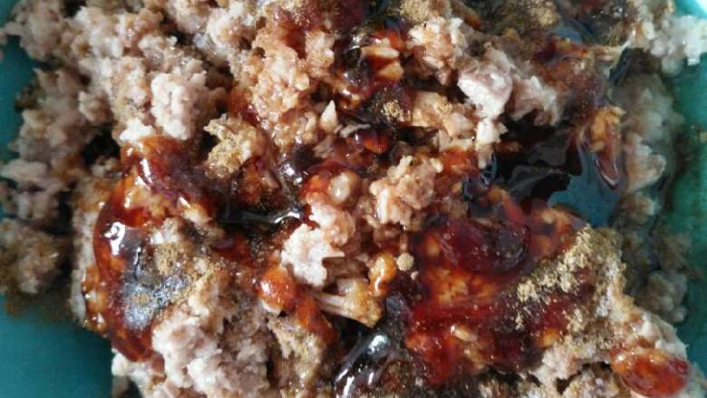 韭菜猪肉虾仁包,猪肉切碎拌调料,酱油耗油盐五香粉香油,大人吃生猪肉就行,我这个怕孩子咬不烂用高压锅把肉压烂了!