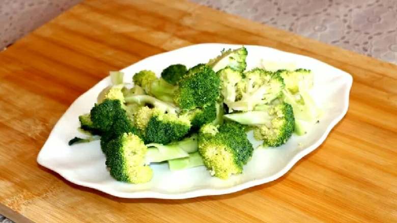 香爆虾仁西兰花,烫过的西兰花也同样沥水备用。